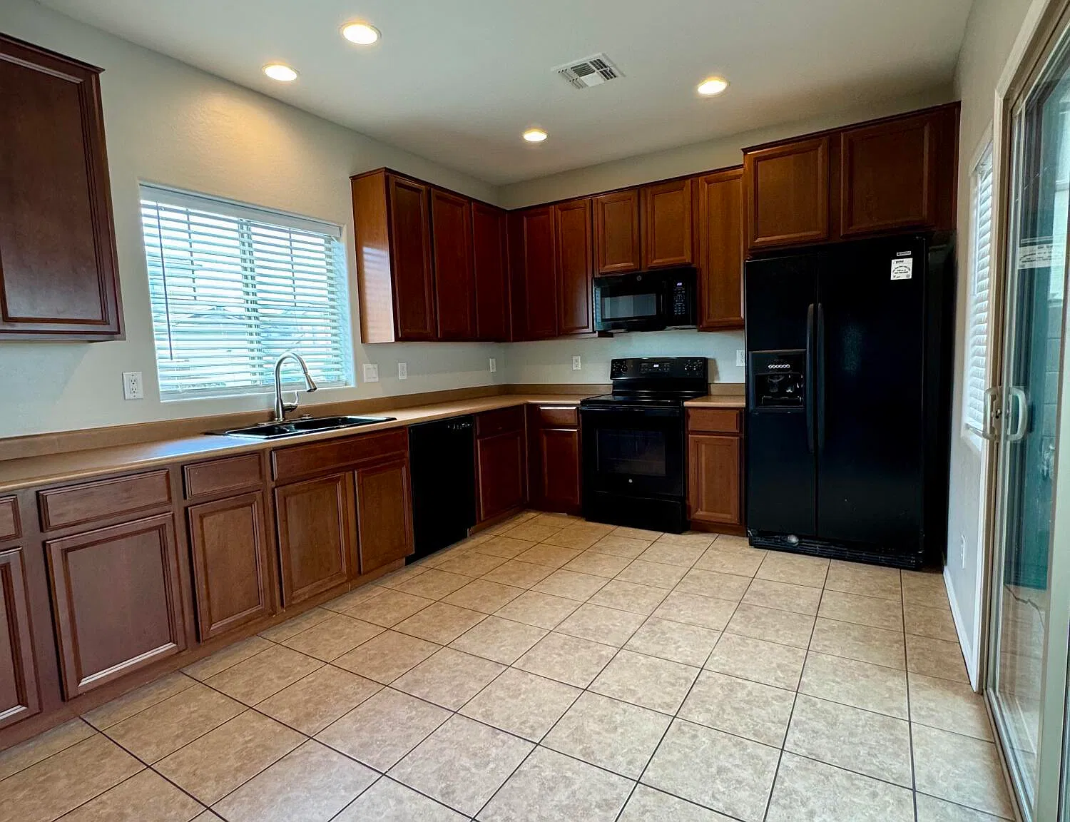 3 bed, 2.5 bath, 1262 sqft, $1,899 — Photo 3