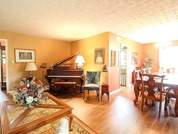 4th image of 1152 Hawthorne Ln