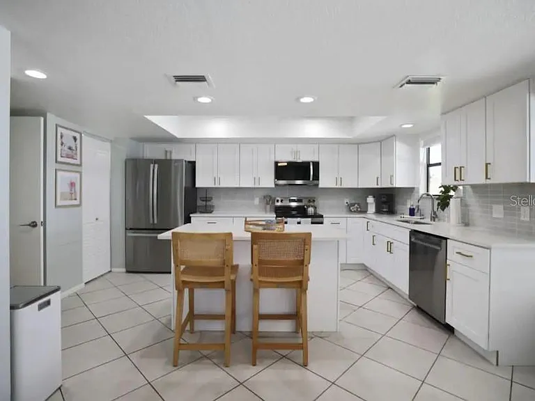 10075 W Bay St — Photo 10