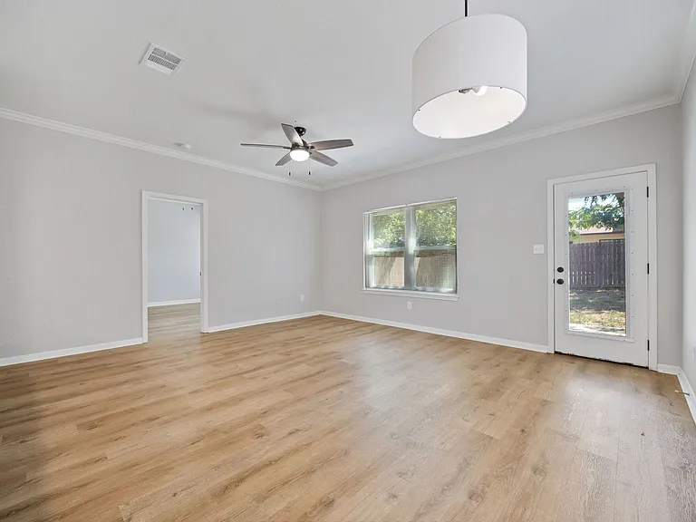 521 Clearfield Dr — Photo 7