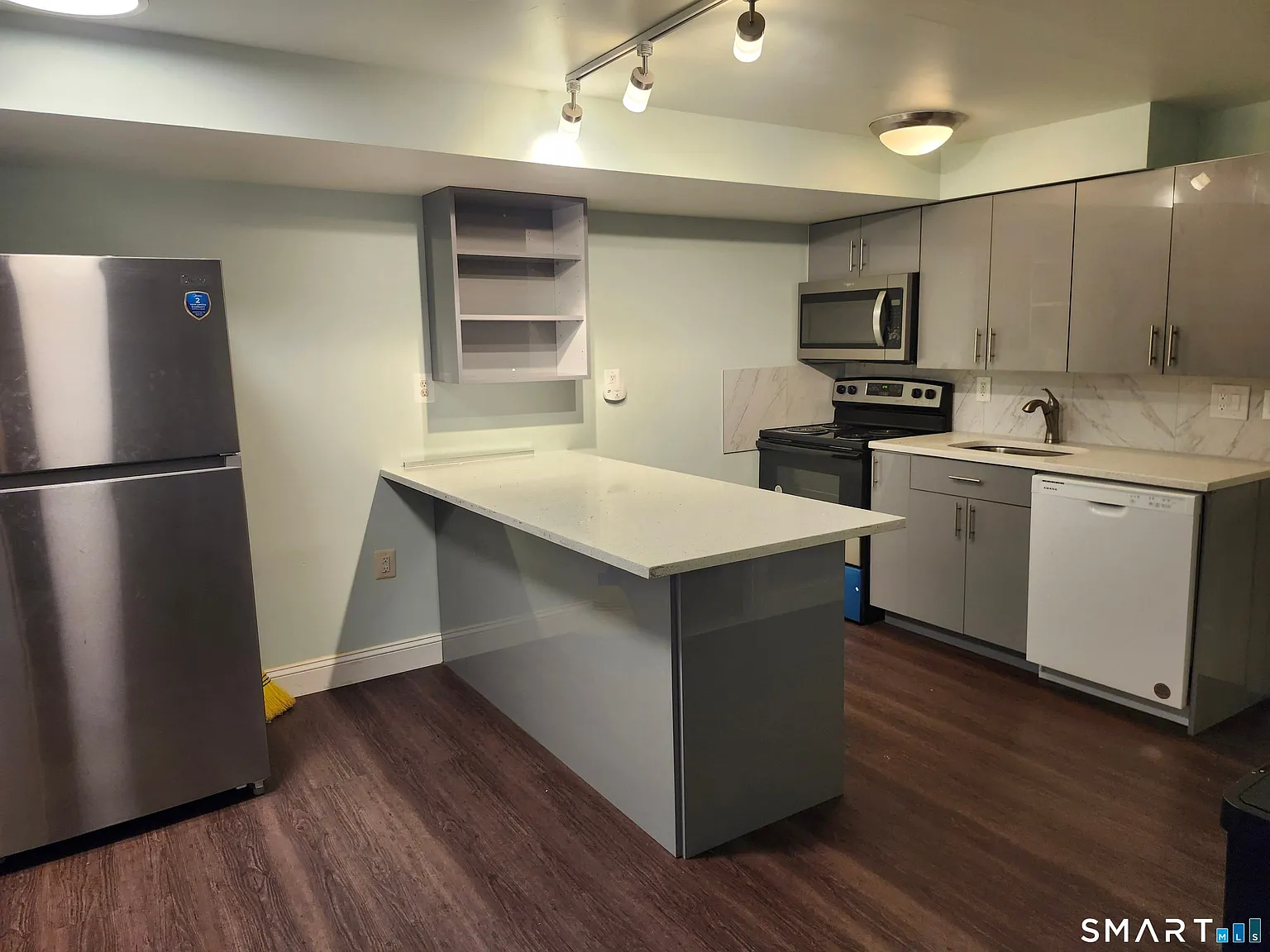 1 bed, 1.0 bath, 7469 sqft, $1,800 — Photo 4