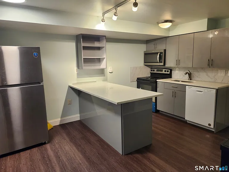 488 Chapel St #6 — Photo 4