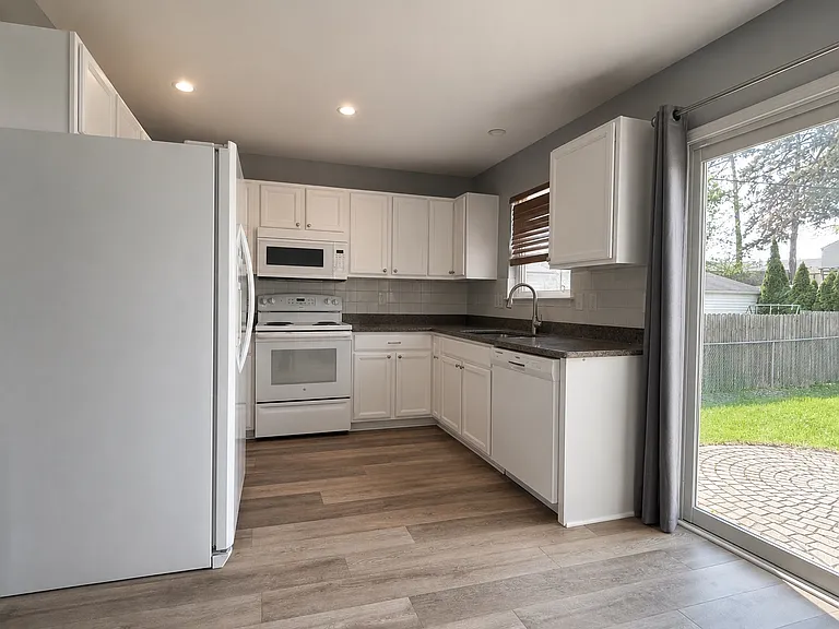 2941 Beland Ave — Photo 6