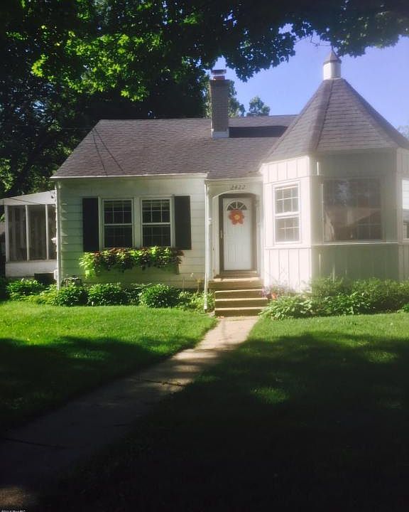 1st image of 2422 Gilmour St SE