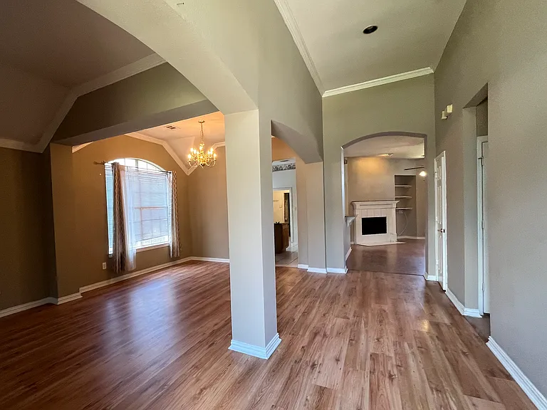 2028 Greenfield Ln — Photo 4