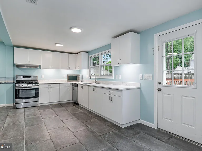 6823 Barrett Rd — Photo 9