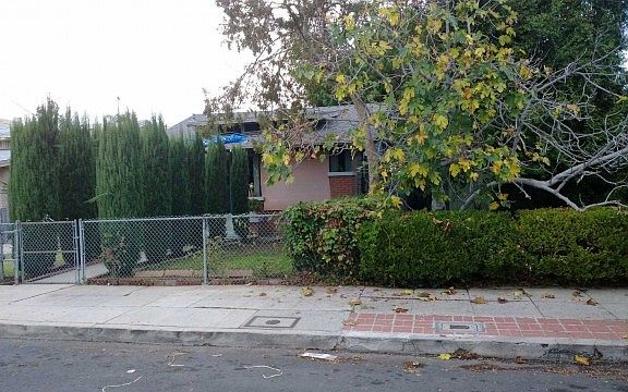 2nd image of 1835 N Mariposa Ave
