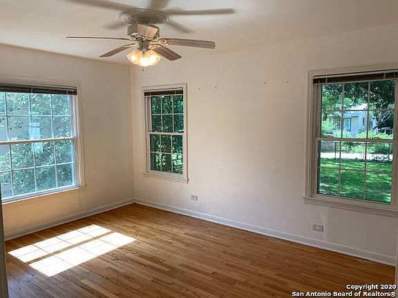 5th image of 320 Larchmont Dr