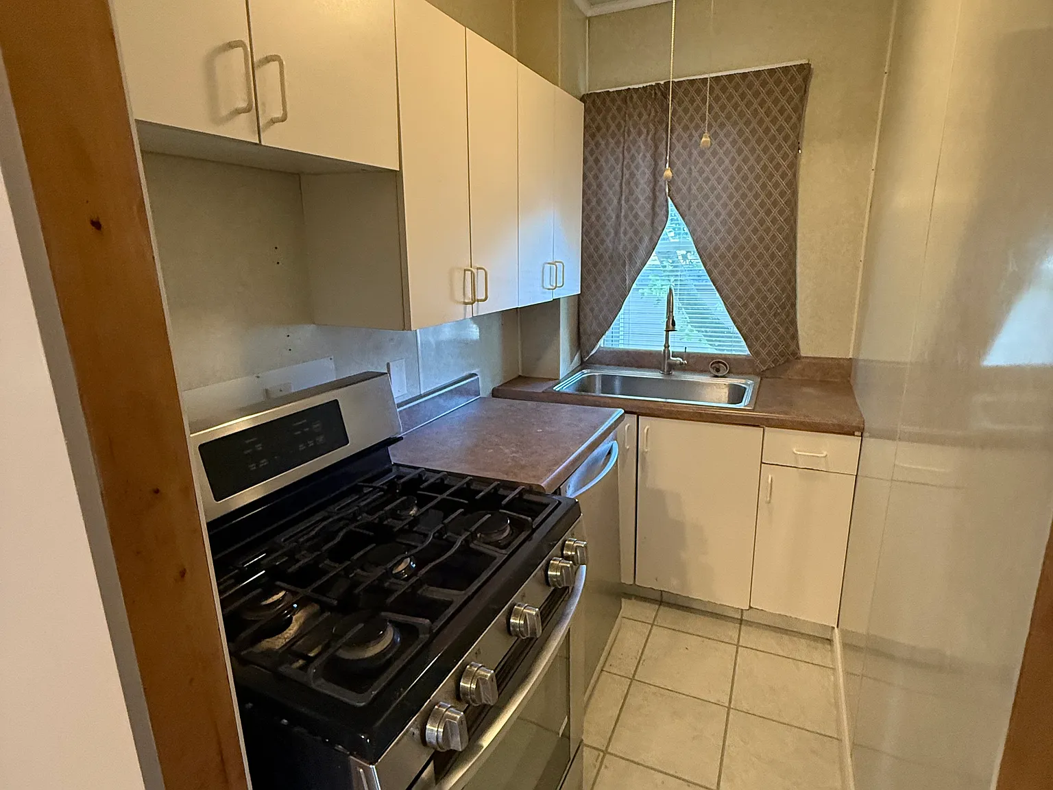 3 bed, 1077 sqft, $2,300 — Photo 4