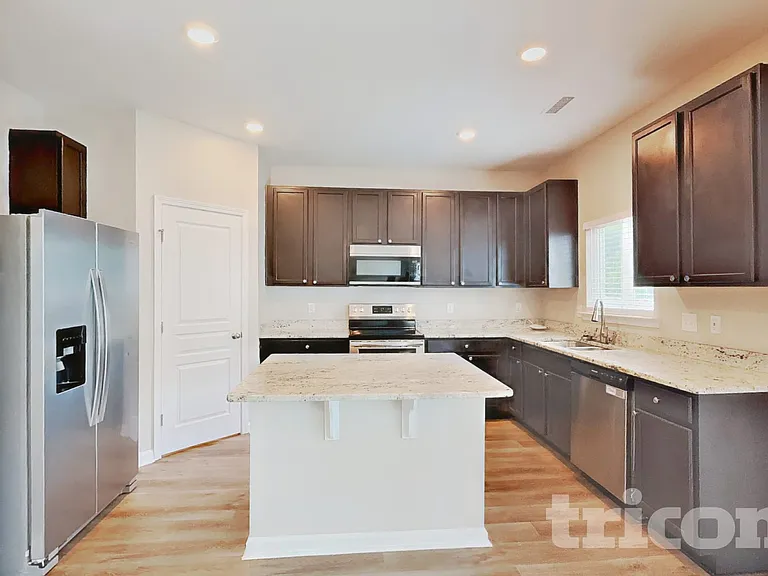 923 Avondale Dr — Photo 4