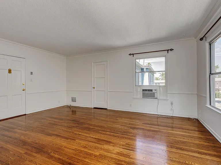 445 N Doheny Dr #F — Photo 2
