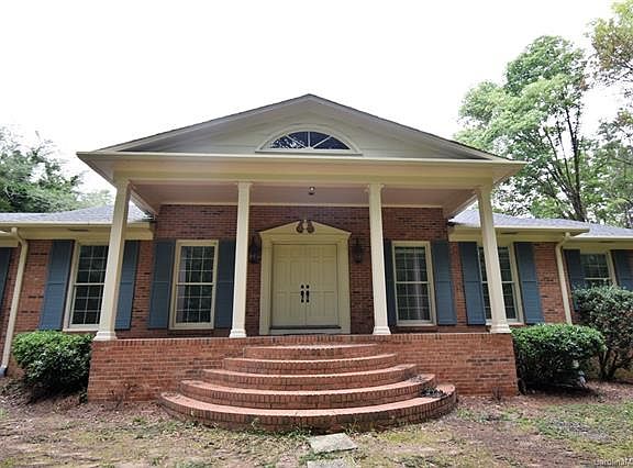 3rd image of 208 Lamplighter Ln