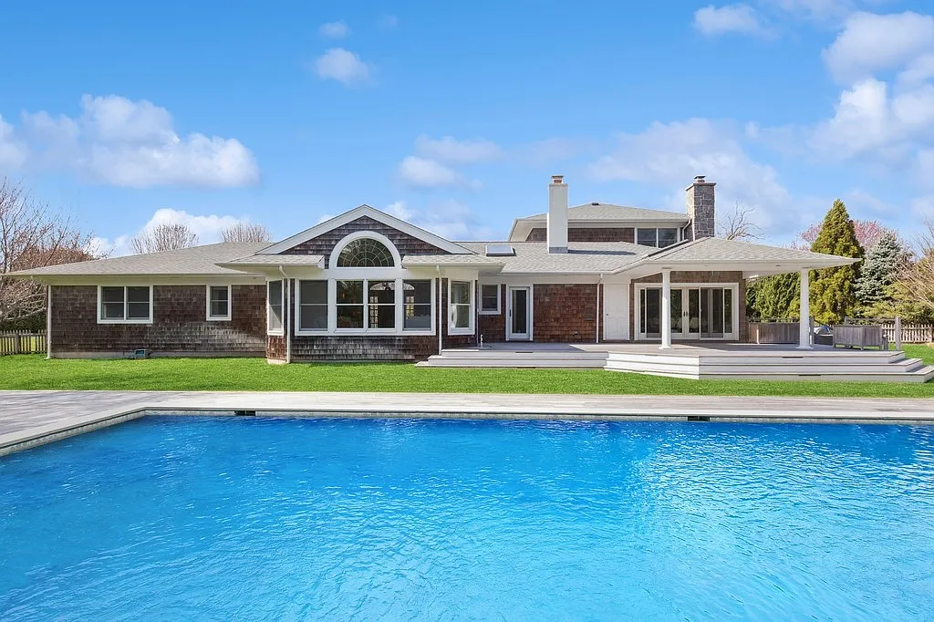 Quogue Estate Section with Heated Pool — Photo 1