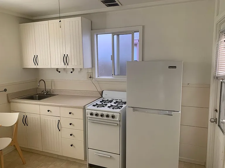 310 E Balboa Blvd — Photo 1