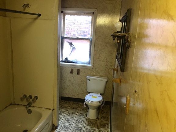 2nd image of 1822 Boas St