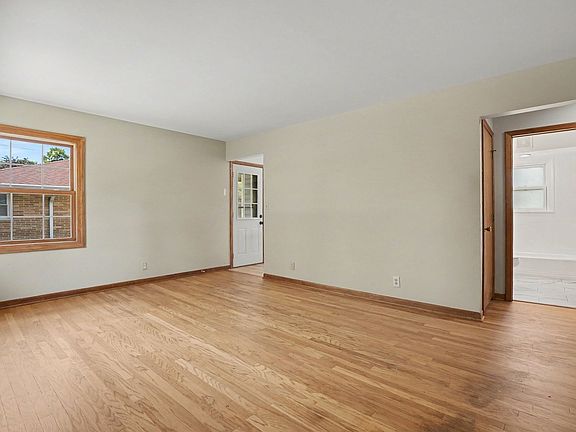 5th image of 214 Pearl St