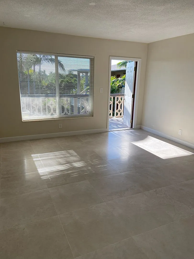 LA BELLE HARBOR CONDOS — Photo 2