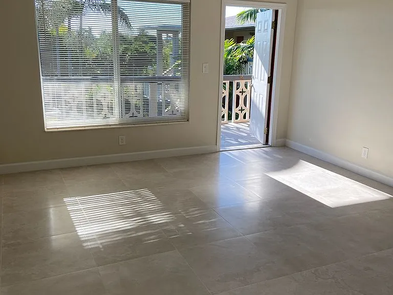 LA BELLE HARBOR CONDOS — Photo 2