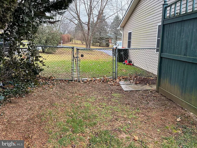 810 Wisteria Dr — Photo 35