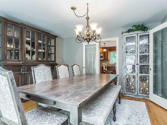 5th image of 12 Joan Ct