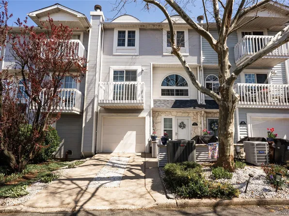 41 Country Dr N, Staten Island, NY 10314