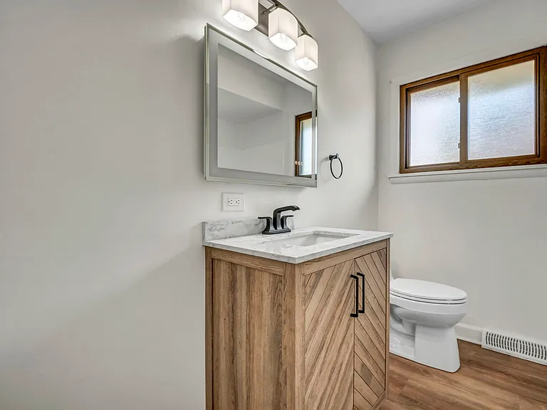Upstairs full bathroom