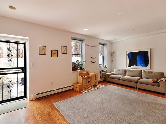 4th image of 13 Irving Pl APT 1B