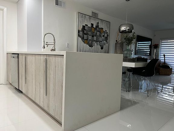 4th image of 10105 NW 9th Street Cir APT 204