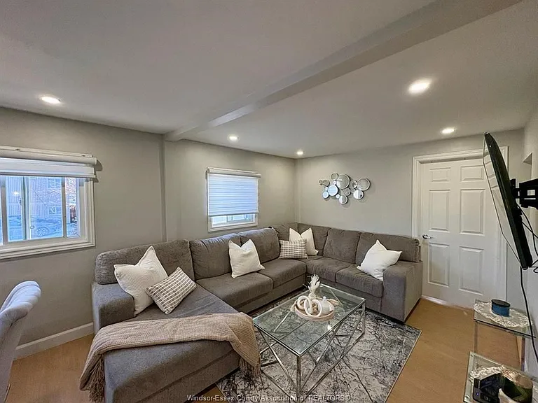 1364 McKay Ave — Photo 6