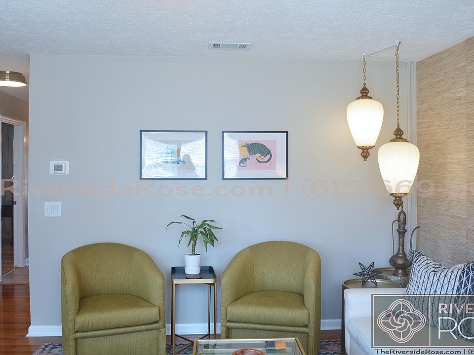 Antique hanging lights and plenty of seating.