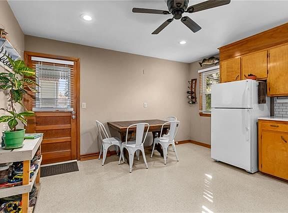 4th image of 6047 Holliday Dr