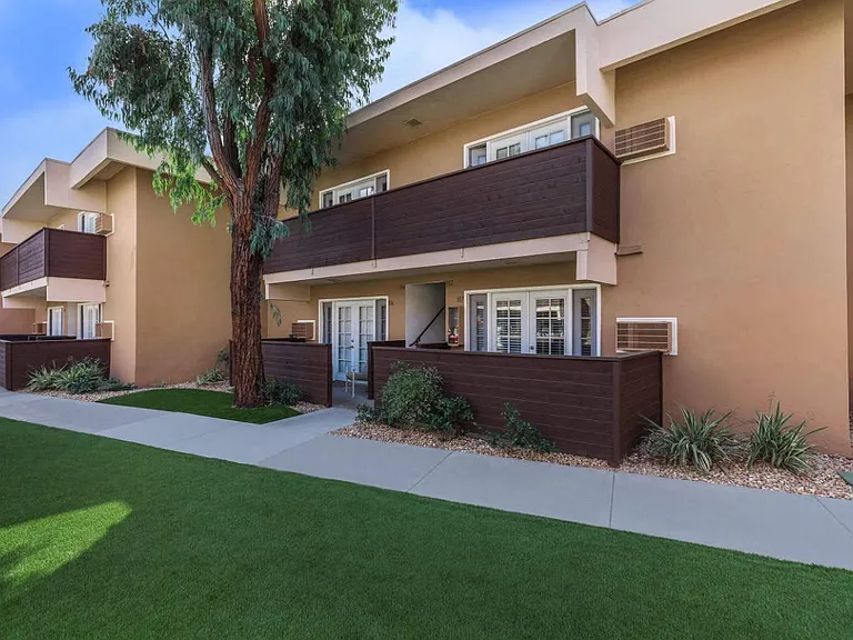 Dorado Plaza Apartments — Photo 9
