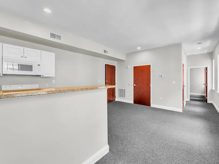 Farmington Avenue Apartments — Photo 21