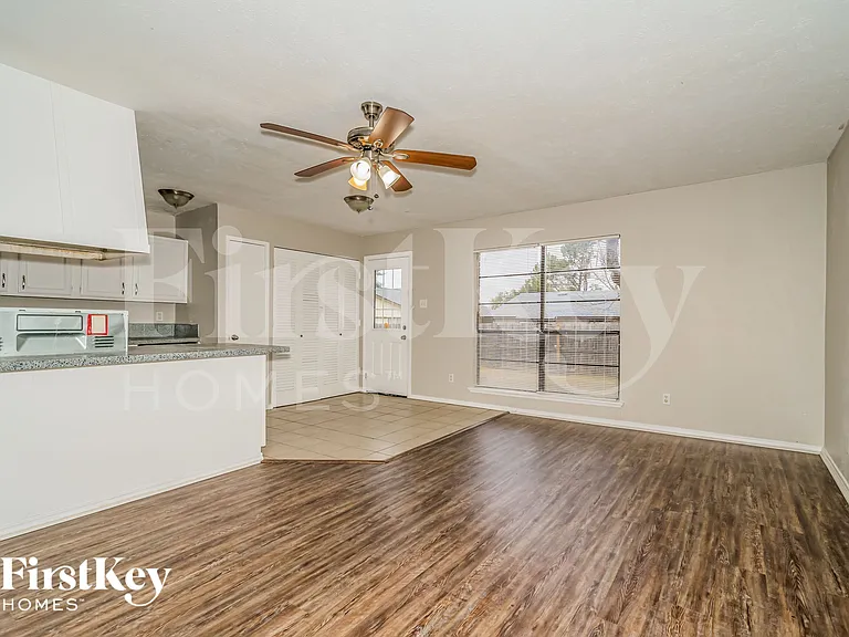 6403 Redwood Ln — Photo 3