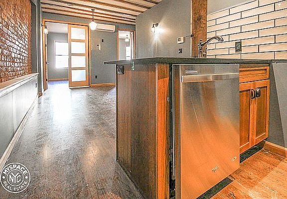 3rd image of 168 Montrose Ave #2R