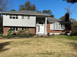 8 Ridgeway Dr, Great Neck, NY 11024