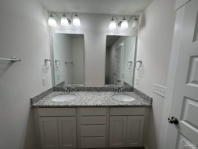 1542 Iroquois Ct — Photo 10