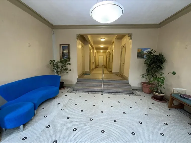 1818 Vernon St NW #203 — Photo 2