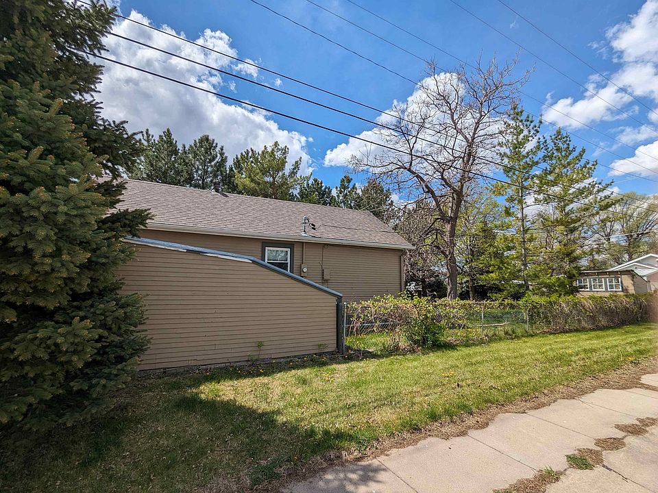 2nd image of 702 S Belmont