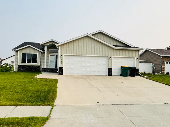 1165 Brooks Dr W, West Fargo, ND 58078
