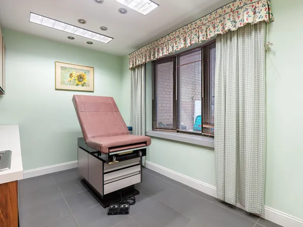 210 East 47th Street image 4 of 12