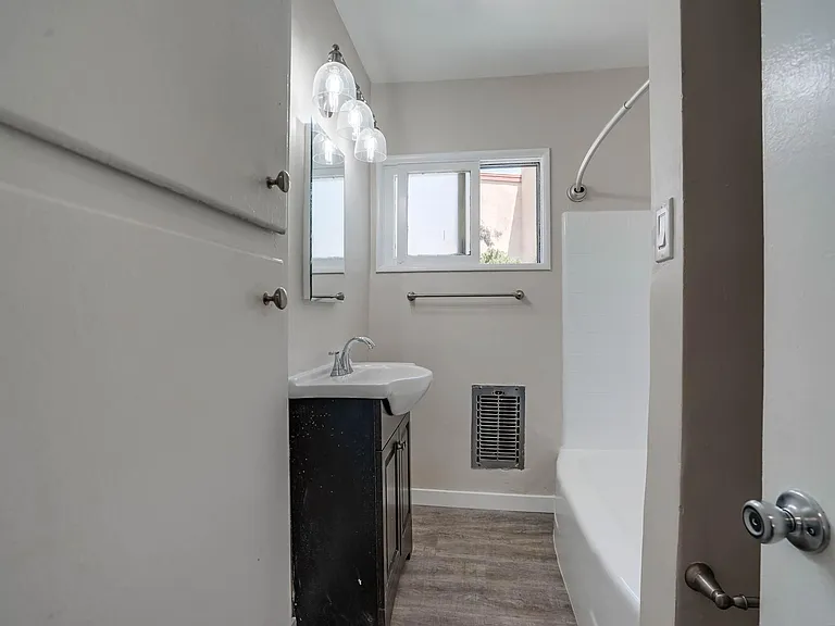 600 Kelton Ave #2 — Photo 8