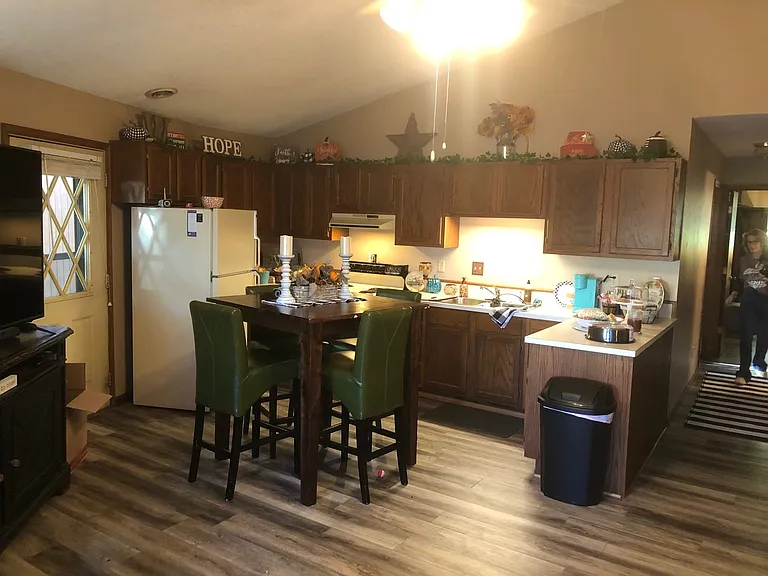 2235 N Wedgewood Dr — Photo 2