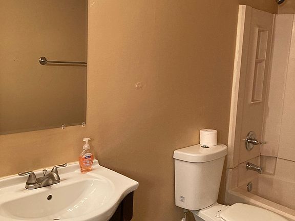 Another picture of Second floor full bathroom