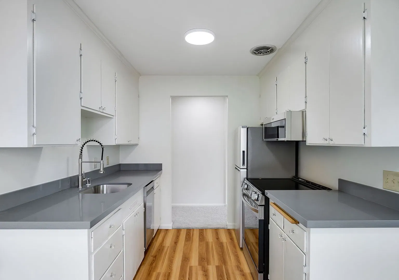 Barrett Apartments — Photo 2