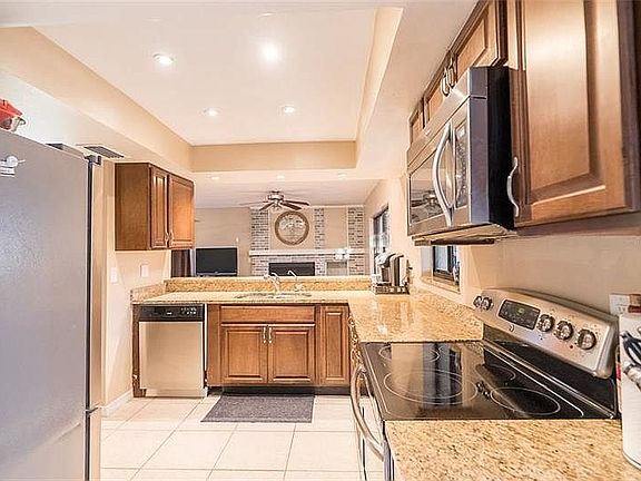 4th image of 9512 W Flora St