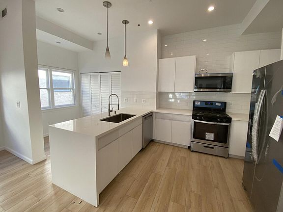 3rd image of 400 N Gardner St #404