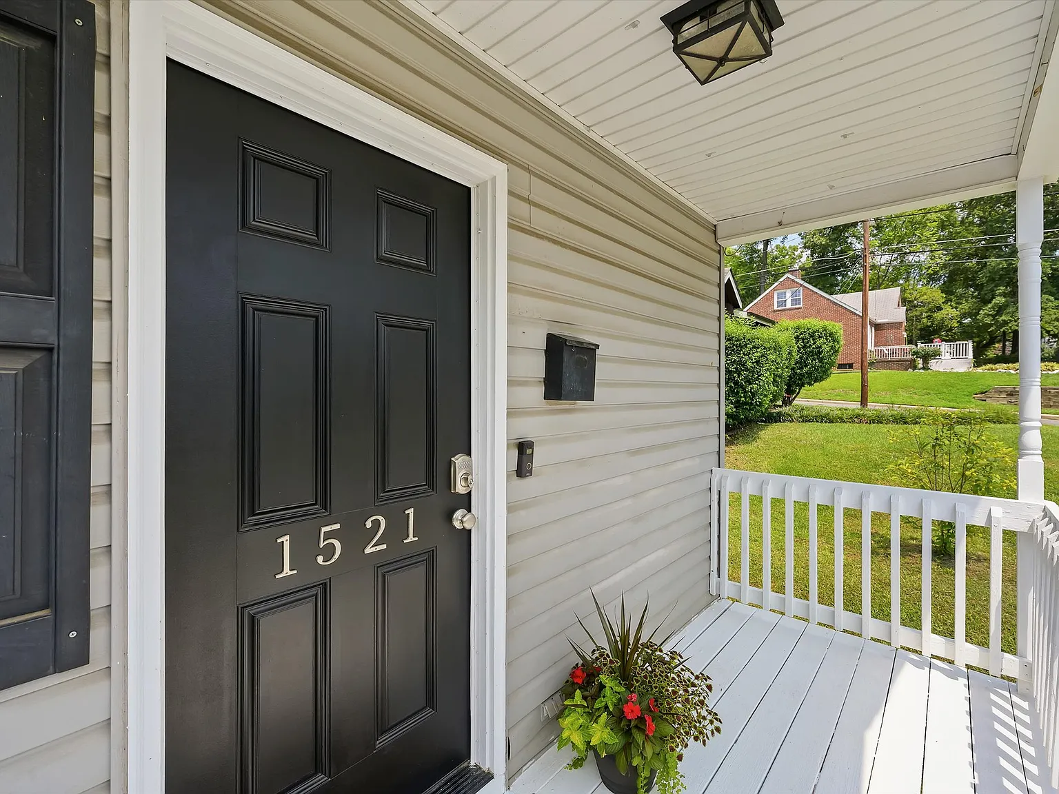 3 bed, 1.5 bath, 1036 sqft, $2,500 — Photo 2