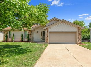 77 Oakridge West Dr, Saint Peters, MO 63376