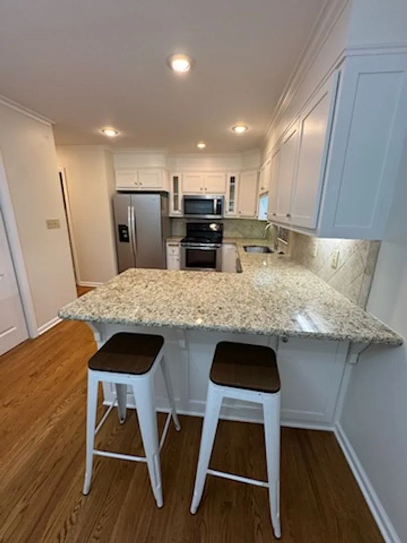 Spacious Modern 3 Bedroom Townhome - Move In Ready — Photo 4